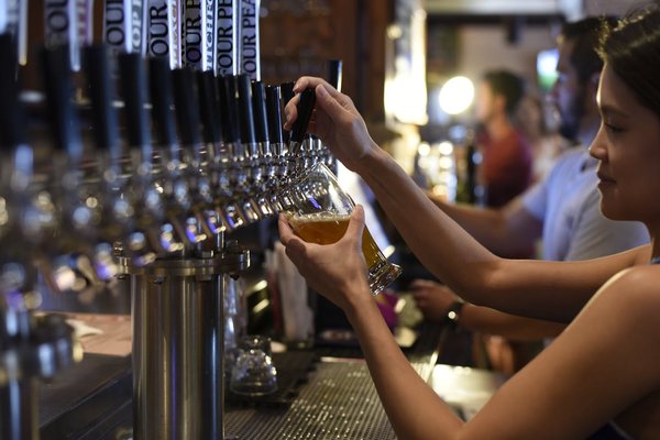 What are the best practices for rotating beer taps in a craft beer bar?
