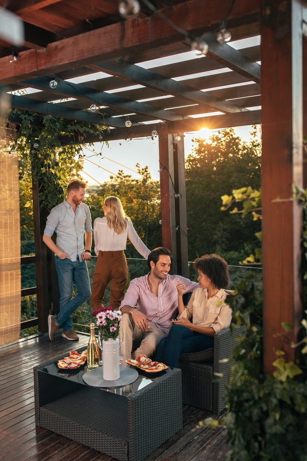 How can a dual sink setup in the kitchen facilitate healthier cooking practices?