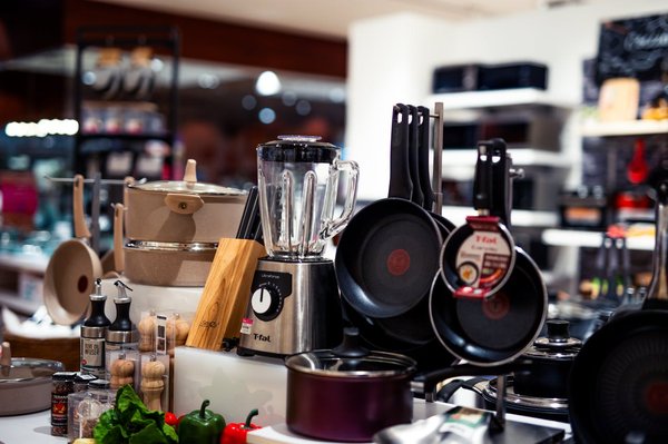 What are the best types of pots and pans for low-fat cooking?